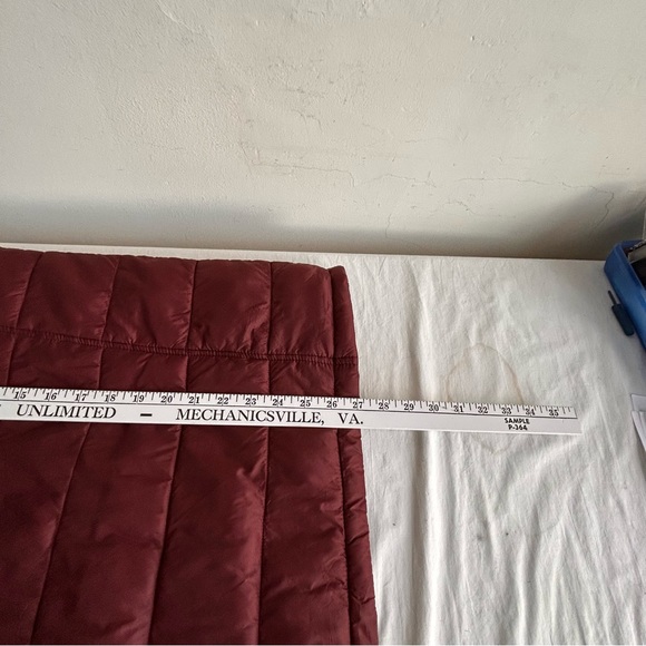 Izod Men's Maroon Puffer Quilted Vest - Picture 11 of 11